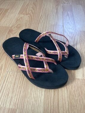 Teva Olowahu Pink & Gold Strappy Sandals / Flip Flops Size 9
